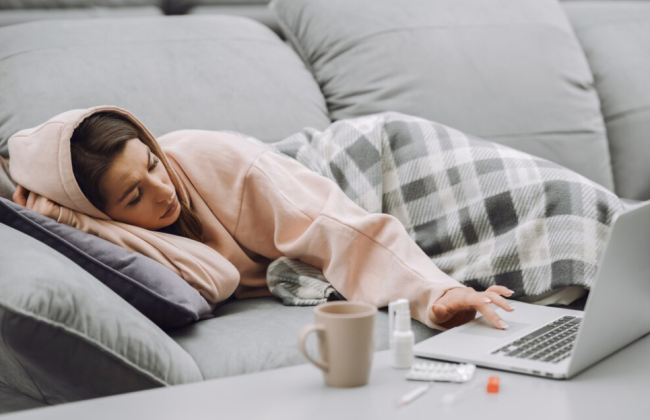 В ФССУ ответили, оплачивается ли помощь по больничному, если работник заболел в первый рабочий день