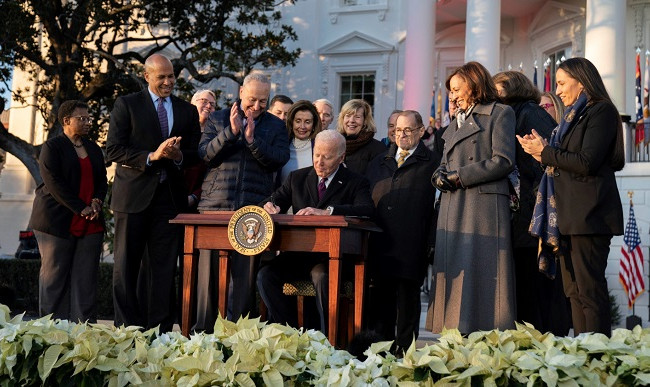 Байден подписал закон о защите однополых и межрасовых браков в США