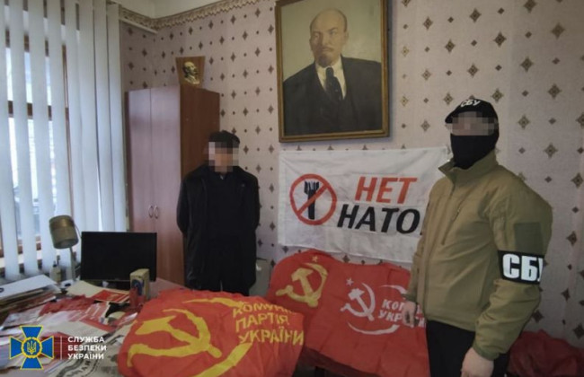 Знайшли зброю, георгіївські стрічки та прапори рф: СБУ провела обшуки у представників заборонених політичних партій, фото