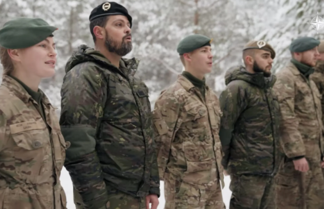 Солдаты НАТО спели украинского «Щедрика» в заснеженном лесу Латвии: атмосферное видео