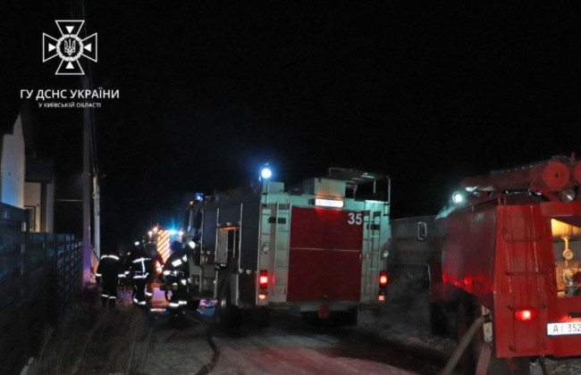 Вибухнув акумулятор: на Київщині горів двоповерховий будинок