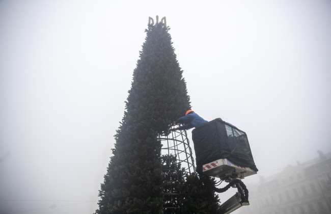 В Киеве уже установили и начинают украшать Главную елку страны: фото
