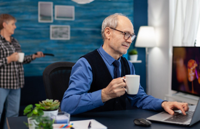 Как будут назначаться выплаты тем, кто получил право на пенсию по возрасту, но изъявил желание работать и получать ее позже