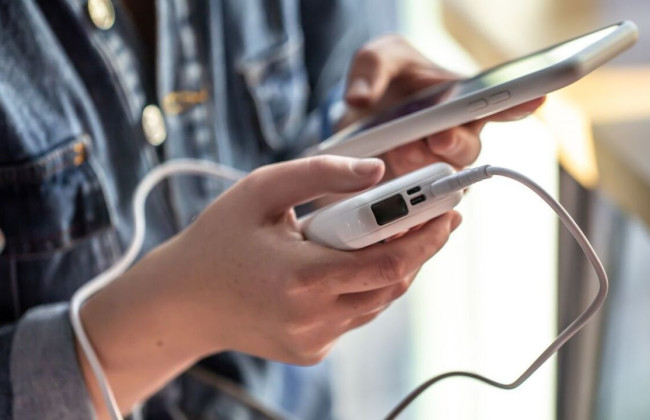 Как зарядить телефон, если выключили свет: 6 способов