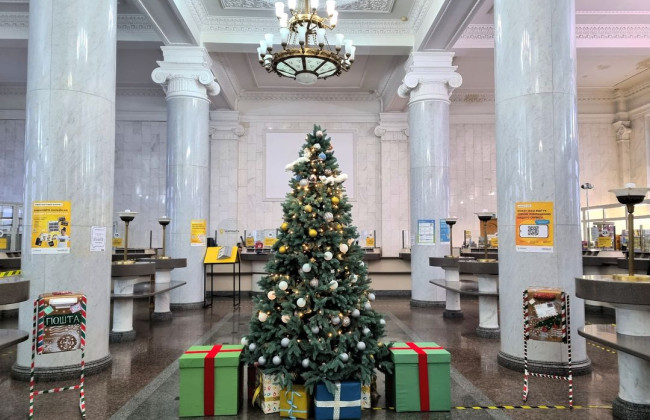 Укрпочта открывает Новогодние резиденции: можно отправить поздравительные открытки защитникам и защитницам
