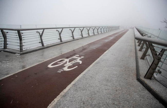 В Киеве открыли восстановленный после ракетного удара «мост Кличко», фото