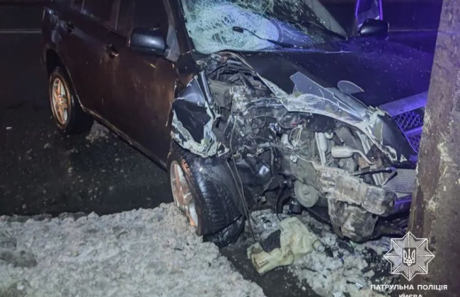 У Києві п’яний водій на великій швидкості влетів у стовп, фото