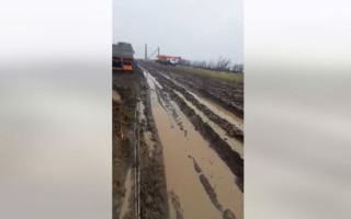 Багнюка, вітер та дощ: в «Укренерго» показали, в яких умовах відновлюють енергооб’єкти, відео