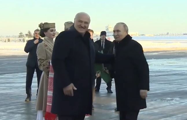 Лукашенко встретил Путина в аэропорту Минска, видео