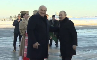 Лукашенко зустрів Путіна в аеропорту Мінська, відео