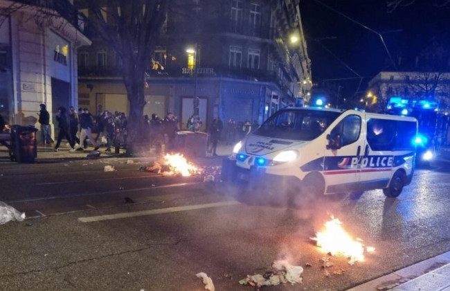 Не могут принять поражение: в Париже вспыхнули стычки между футбольными болельщиками и полицией, видео