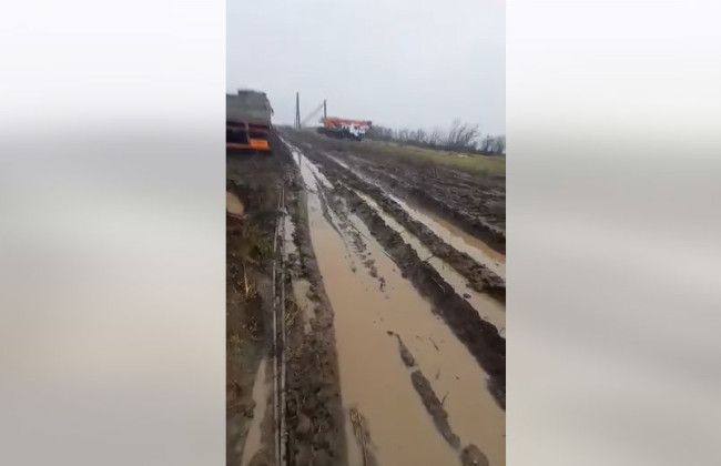 Багнюка, вітер та дощ: в «Укренерго» показали, в яких умовах відновлюють енергооб’єкти, відео