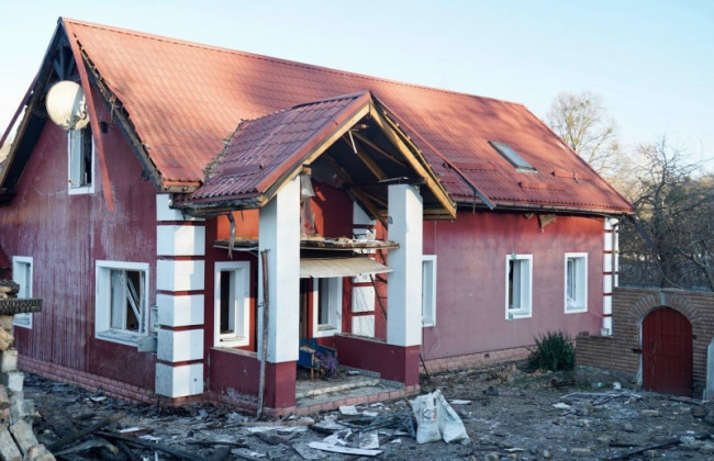 Вражеский дрон повредил дом пожилой пары в Киевской области, фото