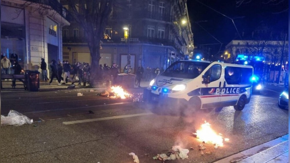 Не могут принять поражение: в Париже вспыхнули стычки между футбольными болельщиками и полицией, видео