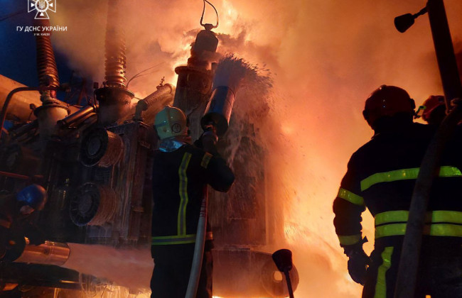 В Києві уламки дронів пошкодили проїжджу частину, а також вікна багатоповерхівки