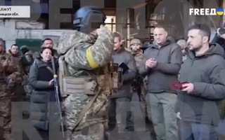З’явилося відео, як Зеленський у Бахмуті зустрівся з військовими та вручив нагороди