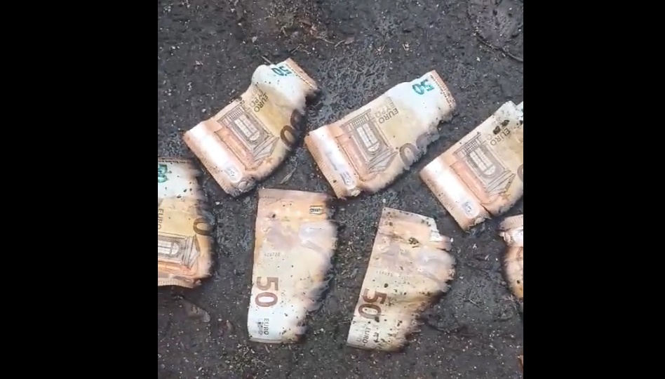 Неожиданная находка: в Тернопольской области коммунальщики, чистившие канализацию, обнаружили в ней доллары и фунты, видео