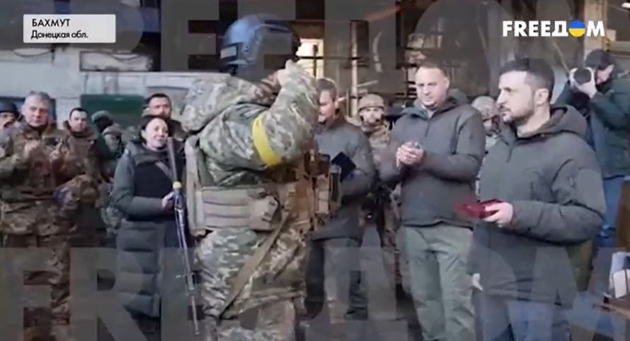 Появилось видео, как Зеленский в Бахмуте встретился с военными и вручил награды