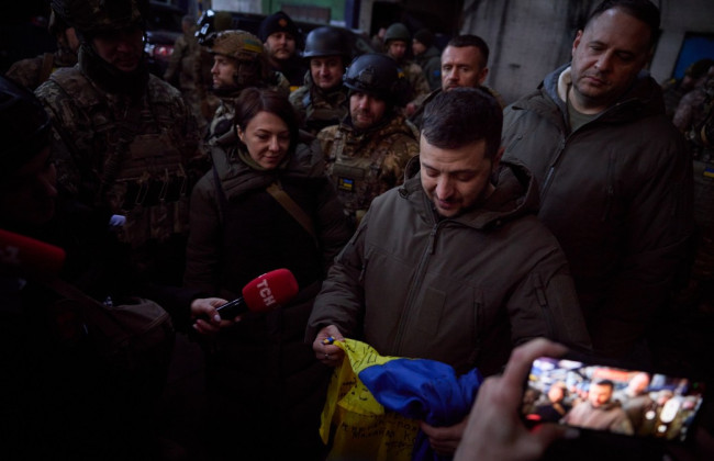 Защитники Бахмута передали Зеленскому флаг для Конгресса США