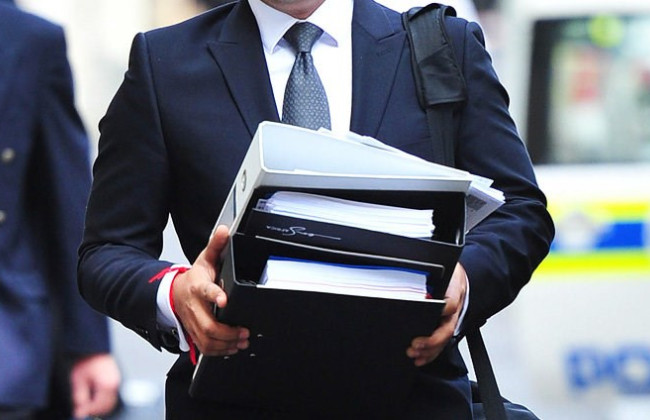 С госслужащим приостановили действие трудового договора: когда он может идти на другую работу