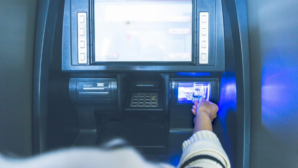 Как вернуть деньги, если при пользовании банкоматом или терминалом выключили электроэнергию: в ПриватБанке объяснили