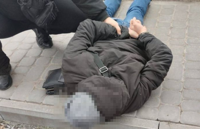 Отобрал $27 000 и поджег волосы: в Киеве ограбили женщину, фото