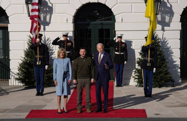 Зеленський зустрівся із Байденом біля Білого дому: фото та відео