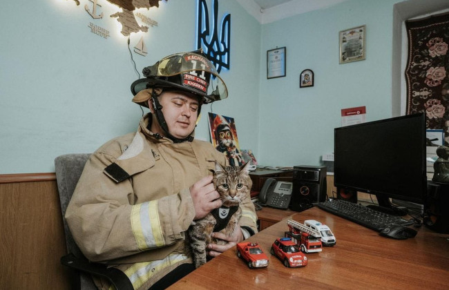Кот Степан наведался в гости к харьковским спасателям