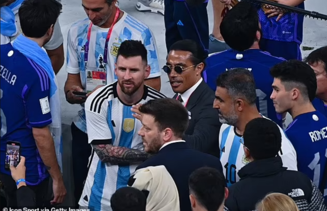 Звездного шеф-повара заметили возле трофея ФИФА: организация изучает «ненадлежащий доступ» на поле после финала ЧМ-2022