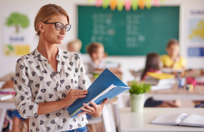 Кабмін переніс реалізацію постанови про підвищення зарплат вчителям на 2024 рік