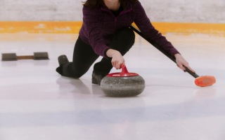 Всемирная федерация керлинга продлила санкции против российских и белорусских спортсменов