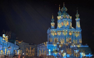 Удивительные фото: швейцарский художник из света подсветил здания в Киеве