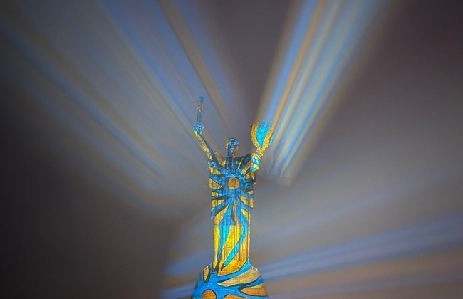 В Києві монумент Батьківщина-Мати підсвітили на Різдво