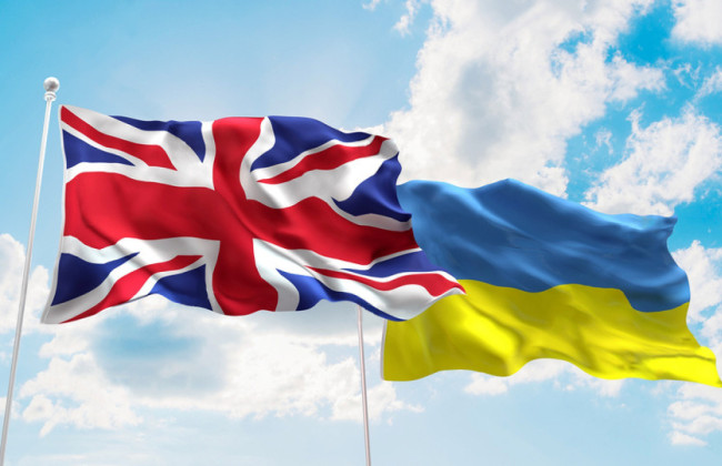 900 генераторів та 15 000 наборів військового одягу «під ялинку»: Велика Британія передала допомогу