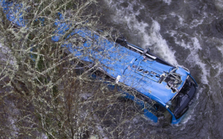 В Испании пассажирский автобус сорвался в реку: есть погибшие и пропавшие без вести