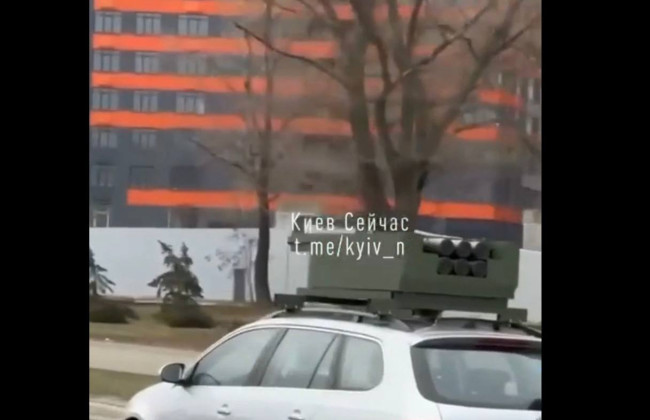В Киеве заметили уникальный автомобиль с конструкцией в виде HIMARS