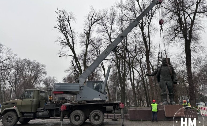 В Днепре снесли памятники Горькому и Чкалову, фото
