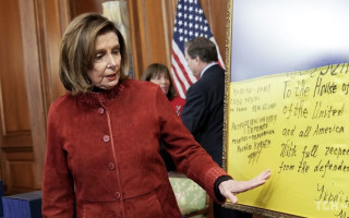 Нэнси Пелоси сфотографировали в Конгрессе с украинским флагом из Бахмута