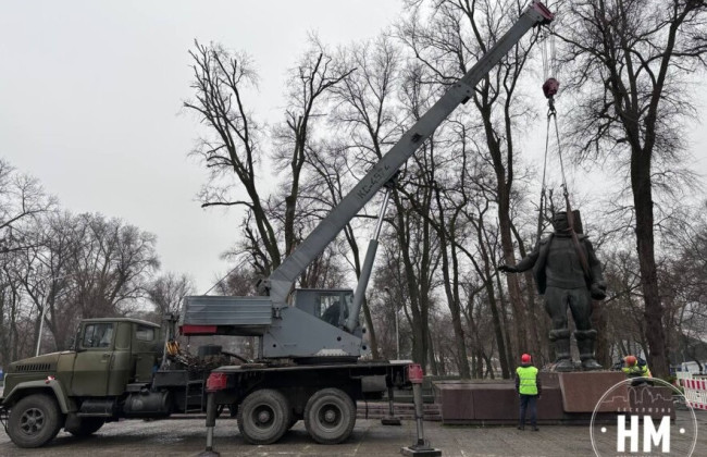 У Дніпрі знесли пам'ятники Горькому та Чкалову, фото