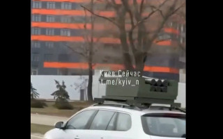 У Києві помітили унікальне авто з конструкцію у вигляді HIMARS