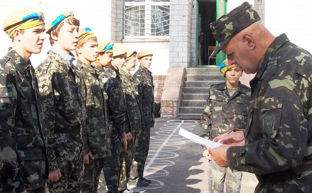 До військової підготовки українців у школах залучатимуть ветеранів війни — рішення уряду