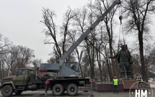 В Днепре снесли памятники Горькому и Чкалову, фото