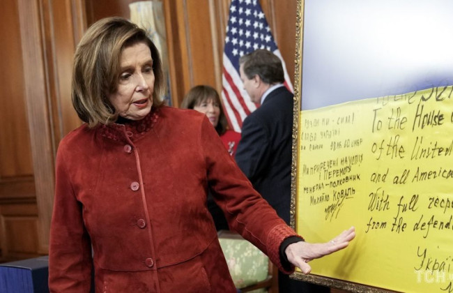 Ненсі Пелосі сфотографували у Конгресі з українським прапором із Бахмута