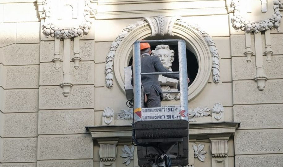 У Чернівцях з фасаду музично-драматичного театру демонтували погруддя Пушкіна, фото