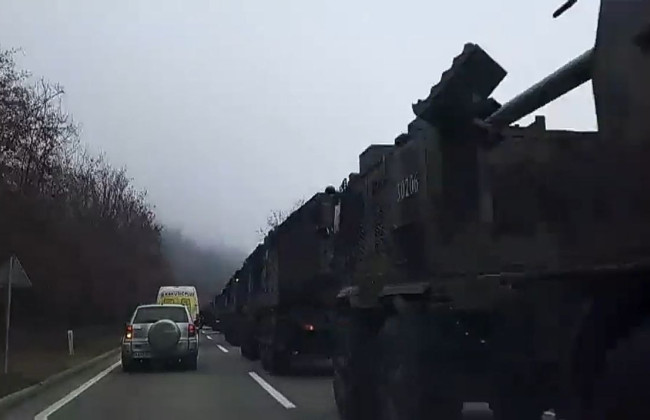 Сербія і Косово привели свої армії у бойову готовність: на кордон стягують техніку, відео