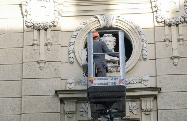 В Черновцах с фасада музыкально-драматического театра демонтировали бюст Пушкина, фото