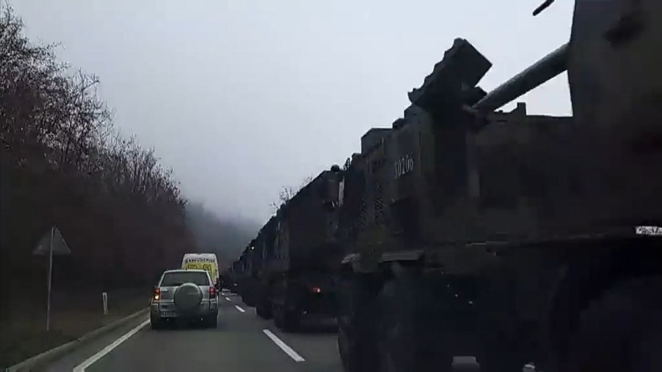 Сербия и Косово привели свои армии в боевую готовность: на границу стягивают технику, видео
