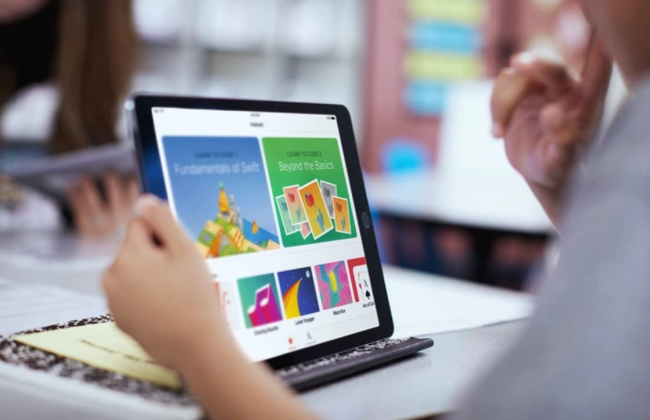 Низка шкіл, зруйнованих внаслідок бойових дій, отримають Apple iPad, щоб діти змогли продовжити навчання