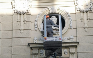 У Чернівцях з фасаду музично-драматичного театру демонтували погруддя Пушкіна, фото
