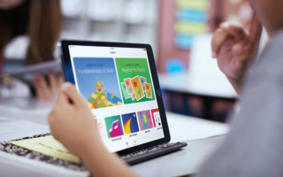 Низка шкіл, зруйнованих внаслідок бойових дій, отримають Apple iPad, щоб діти змогли продовжити навчання